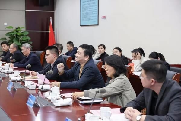 艾思捷顧總參加德清召開(kāi)第十七期親清直通車·政企懇談會(huì) (2).jpg