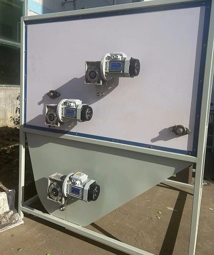 冬季送溫暖，艾思捷蝸輪減速機(jī)為羽絨服充絨機(jī)上提供動(dòng)力支持.jpg