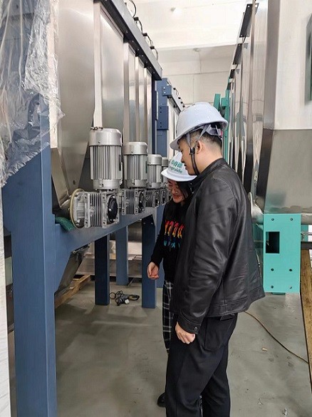 全自動(dòng)上料機(jī)上配套使用艾思捷蝸輪減速機(jī).jpg